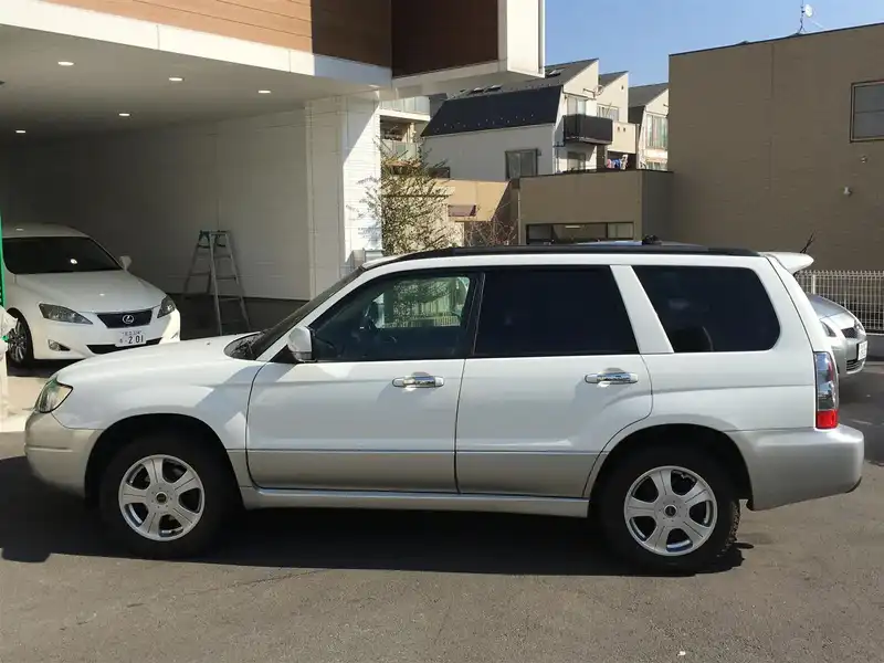 カタログ画像：フォレスター（FORESTER） Ｌ．Ｌ．Ｂｅａｎエディション 2005年1月 CBA-SG5 2000cc ピュアホワイト／プレミアムシルバー・メタリック 燃費13.6km / l  外装