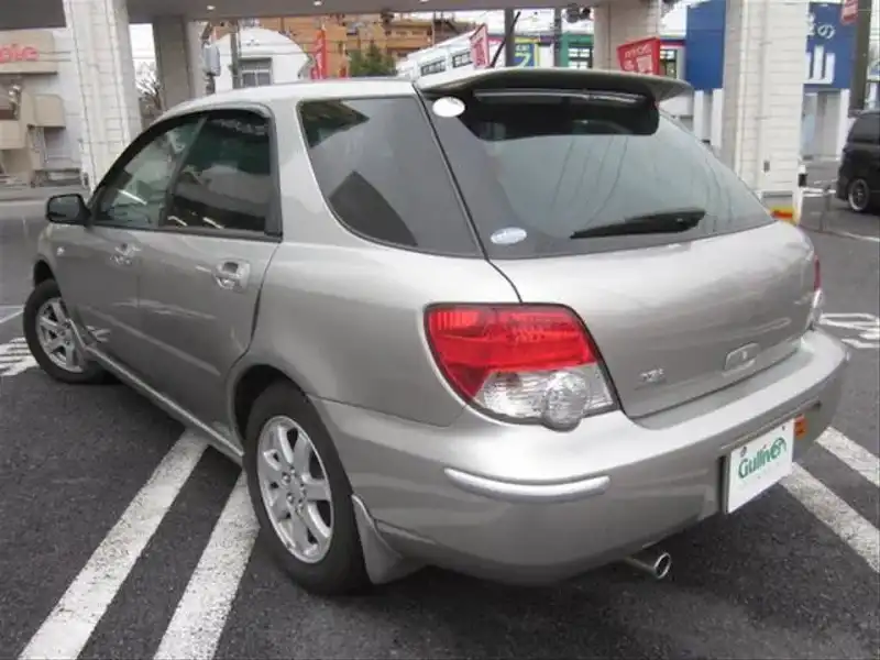 カタログ画像：インプレッサスポーツワゴン（IMPREZA SPORTS WAGON） １５ｉ 2004年6月 LA-GG2 1500cc プレミアムシルバー・メタリック 燃費16.6km / l  バック