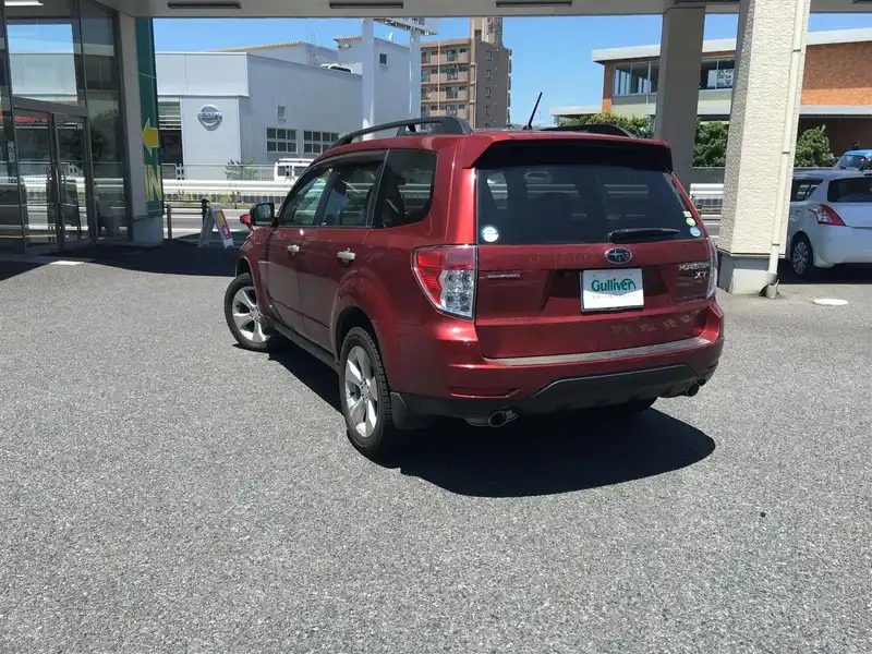 カタログ画像：フォレスター（FORESTER） ２．０ＸＴ 2011年8月 DBA-SH5 2000cc カメリアレッド・パール 燃費12.2km / l  バック