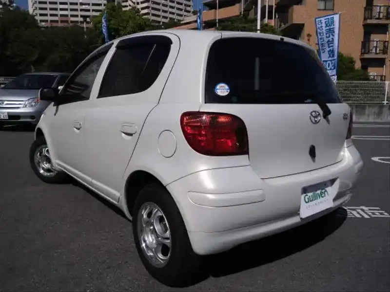 カタログ画像：ヴィッツ（VITZ） Ｕ Ｌパッケージ ナビスペシャル 2002年12月 UA-SCP13 1300cc ホワイト 燃費23.5km / l  バック