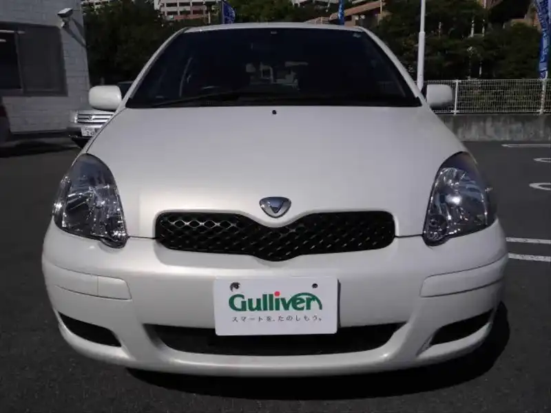 カタログ画像：ヴィッツ（VITZ） Ｕ Ｌパッケージ ナビスペシャル 2002年12月 UA-SCP13 1300cc ホワイト 燃費23.5km / l  フロント