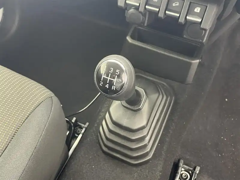 カタログ画像：ジムニーノマド（JIMNY NOMADE） ＦＣ 2025年4月 3BA-JC74W 1500cc アークティックホワイトパール 燃費14.9km / l 内装