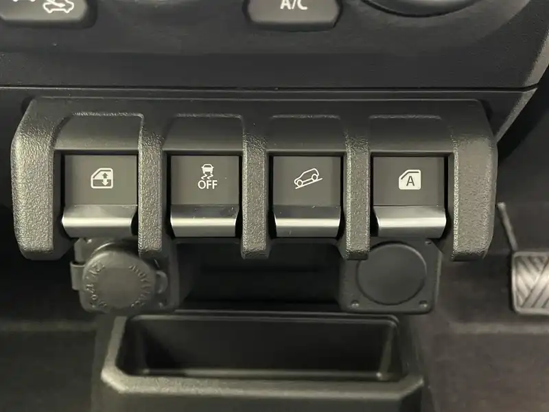 カタログ画像：ジムニーノマド（JIMNY NOMADE） ＦＣ 2025年4月 3BA-JC74W 1500cc アークティックホワイトパール 燃費14.9km / l 内装