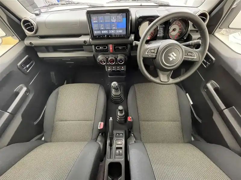 カタログ画像：ジムニーノマド（JIMNY NOMADE） ＦＣ 2025年4月 3BA-JC74W 1500cc アークティックホワイトパール 燃費14.9km / l フロント