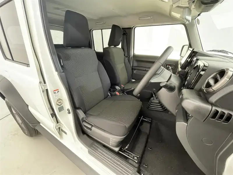 カタログ画像：ジムニーノマド（JIMNY NOMADE） ＦＣ 2025年4月 3BA-JC74W 1500cc アークティックホワイトパール 燃費14.9km / l フロント