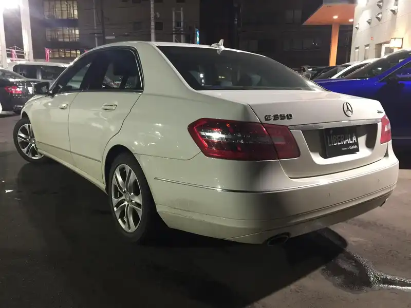 カタログ画像：Ｅクラス（E-CLASS） Ｅ３５０ ４マチック アバンギャルド 2010年8月 DBA-212087C 3500cc カルサイトホワイト（Ｓ） 燃費8.5km / l  バック