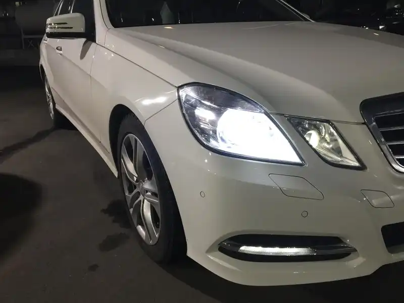 カタログ画像：Ｅクラス（E-CLASS） Ｅ３５０ ４マチック アバンギャルド 2010年8月 DBA-212087C 3500cc カルサイトホワイト（Ｓ） 燃費8.5km / l  外装