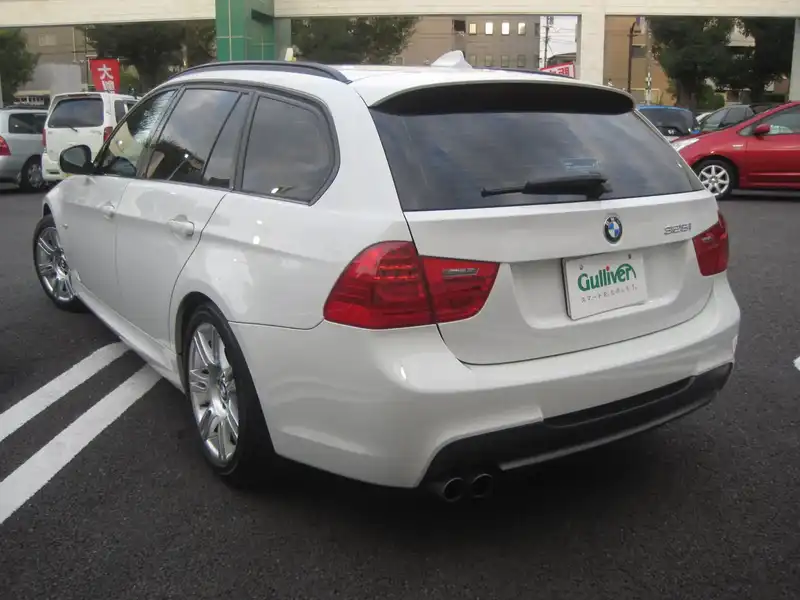 カタログ画像：３シリーズ（3 SERIES） ３２５ｉツーリング Ｍスポーツパッケージ 2011年10月 LBA-UT25 3000cc アルピン・ホワイトⅢ（ソリッド・カラー） 燃費11.4km / l バック