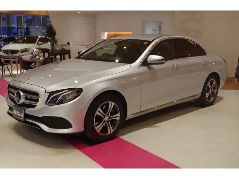 カタログ画像：Ｅクラス（E-CLASS） Ｅ２００ ４マチック アバンギャルド 2017年8月 DBA-213043C 2000cc イリジウムシルバー（Ｍ）orダイヤモンドシルバー（Ｍ） 燃費13.4km / l 外装