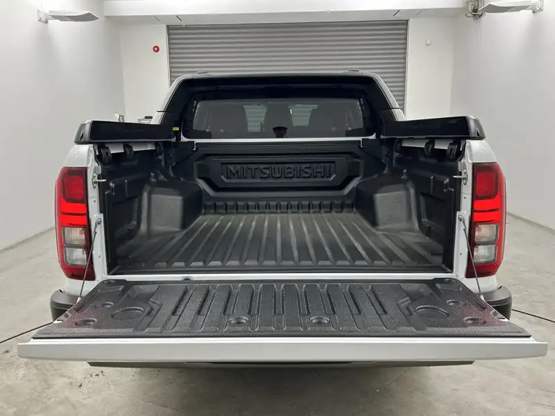 カタログ画像：トライトン（TRITON） ＧＬＳ 2024年2月 3DF-LC2T 2400cc ホワイトダイヤモンド 燃費11.3km / l バック