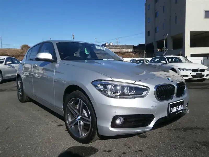 カタログ画像：１シリーズ（1 SERIES） １２０ｉ スポーツ 2016年10月 DBA-1A16 1600cc グレイシャー・シルバー（メタリック･カラー）orプラチナ・シルバー（メタリック・カラー） 燃費16.8km / l メイン