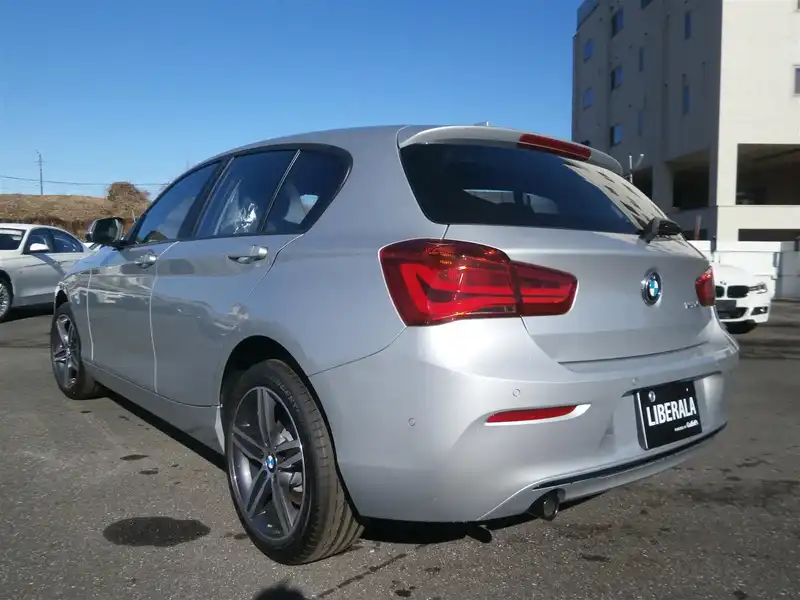 カタログ画像：１シリーズ（1 SERIES） １２０ｉ スポーツ 2016年10月 DBA-1A16 1600cc グレイシャー・シルバー（メタリック･カラー）orプラチナ・シルバー（メタリック・カラー） 燃費16.8km / l バック