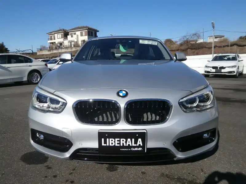 カタログ画像：１シリーズ（1 SERIES） １２０ｉ スポーツ 2015年5月 DBA-1A16 1600cc グレイシャー・シルバー（メタリック･カラー）orプラチナ・シルバー（メタリック・カラー） 燃費16.8km / l フロント