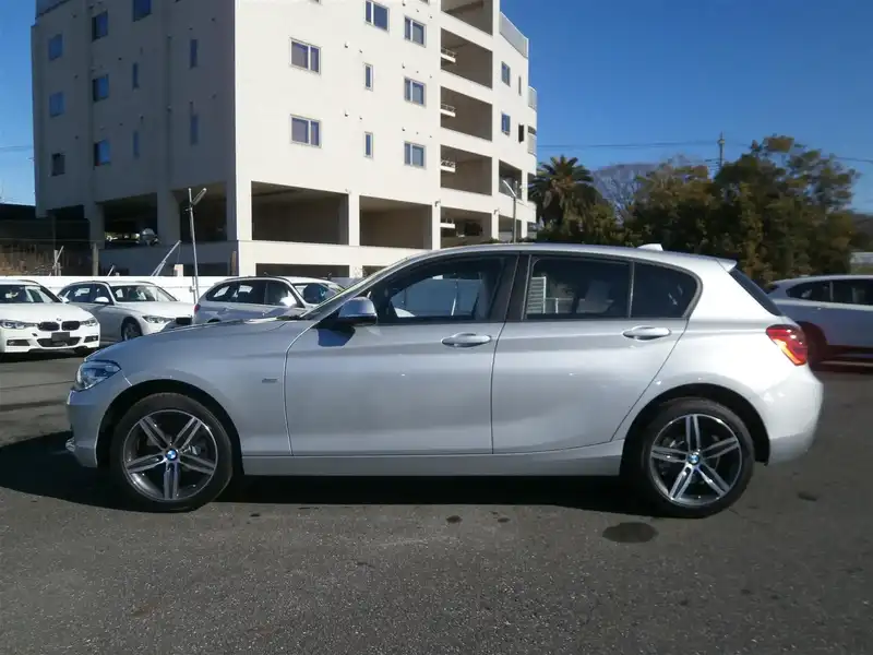 カタログ画像：１シリーズ（1 SERIES） １２０ｉ スポーツ 2015年5月 DBA-1A16 1600cc グレイシャー・シルバー（メタリック･カラー）orプラチナ・シルバー（メタリック・カラー） 燃費16.8km / l 外装