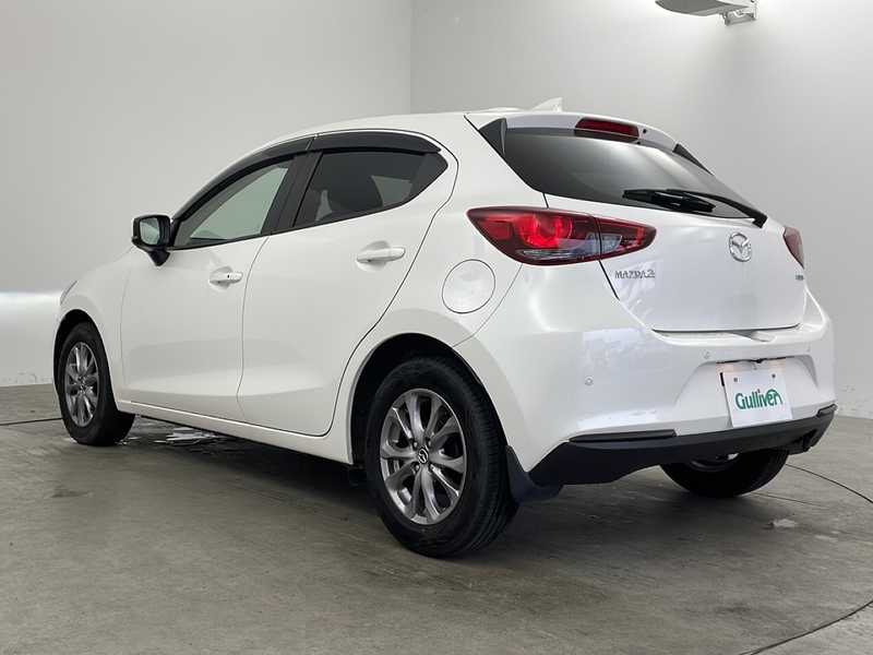 カタログ画像：ＭＡＺＤＡ２（MAZDA2） １５Ｓプロアクティブ スマートエディションⅡ 2021年6月 5BA-DJLFS 1500cc スノーフレイクホワイトパールマイカ 燃費20.3km / l バック