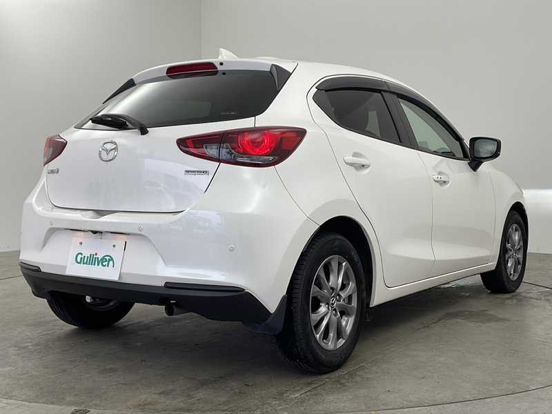 カタログ画像：ＭＡＺＤＡ２（MAZDA2） １５Ｓプロアクティブ スマートエディションⅡ 2021年6月 5BA-DJLFS 1500cc スノーフレイクホワイトパールマイカ 燃費20.3km / l バック
