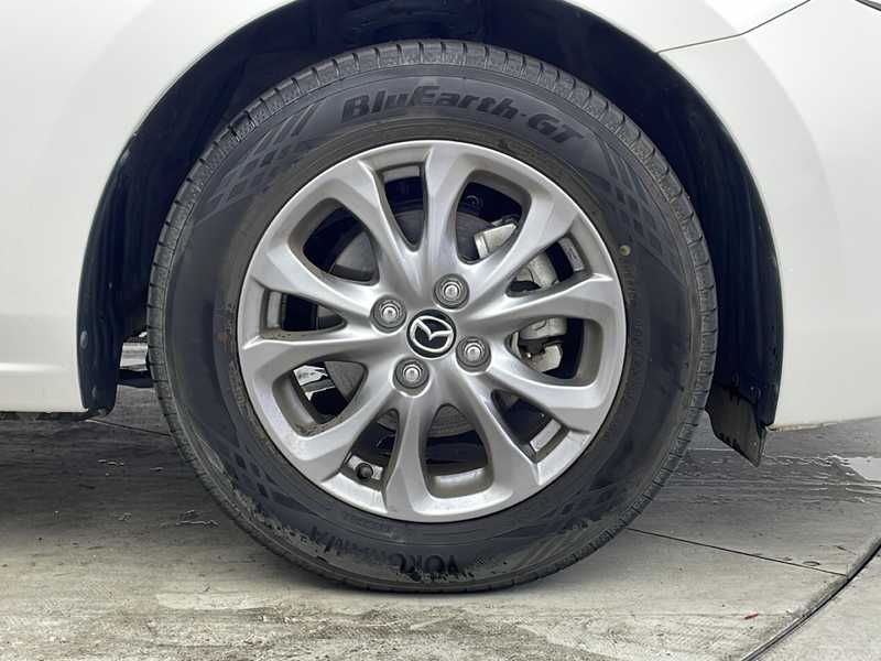 カタログ画像：ＭＡＺＤＡ２（MAZDA2） １５Ｓプロアクティブ スマートエディションⅡ 2021年6月 5BA-DJLFS 1500cc スノーフレイクホワイトパールマイカ 燃費20.3km / l タイヤ