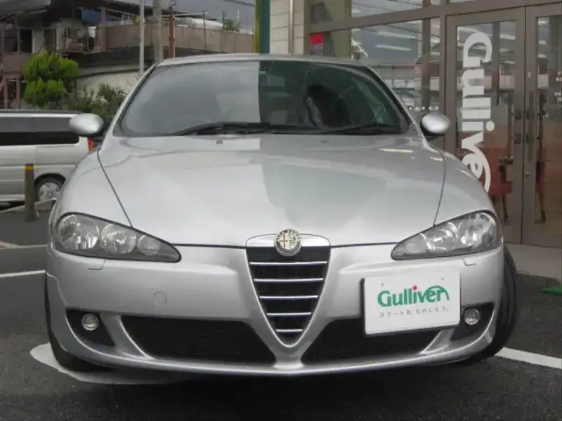 カタログ画像：アルファ１４７（ALFA 147） ＴＩ ２．０ ツインスパーク 2005年9月 GH-937AB 2000cc ナヴォーナグレー（メタリックカラー） 燃費9.5km / l  フロント