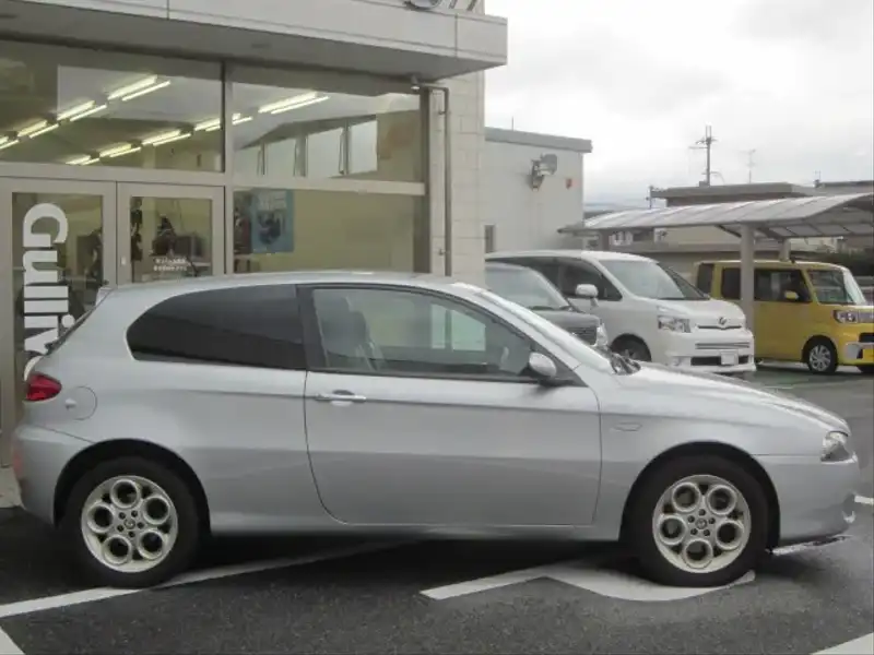 カタログ画像：アルファ１４７（ALFA 147） ＴＩ ２．０ ツインスパーク 2005年9月 GH-937AB 2000cc ナヴォーナグレー（メタリックカラー） 燃費9.5km / l  外装