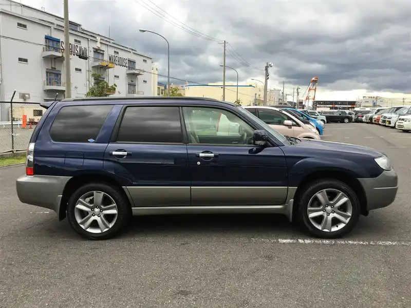 カタログ画像：フォレスター（FORESTER） Ｌ．Ｌ．Ｂｅａｎエディション 2005年1月 CBA-SG5 2000cc リーガルブルー・パール／カーボングレー・メタリック 燃費13.6km / l  外装