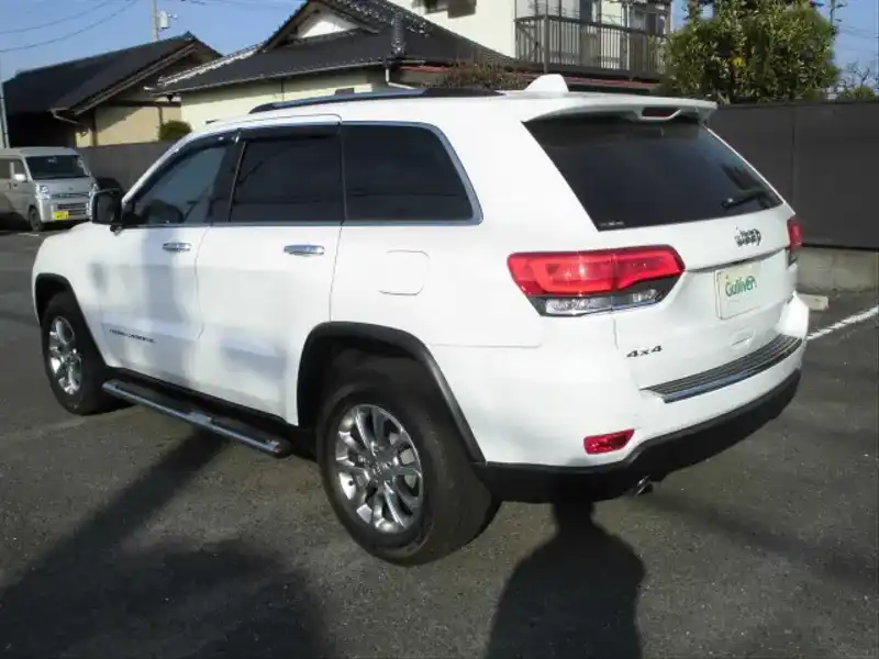 カタログ画像：ジープ・グランドチェロキー（JEEP GRAND CHEROKEE） リミテッド 2013年11月 ABA-WK36TA 3600cc ブライトホワイトクリアコート 燃費8.6km / l バック