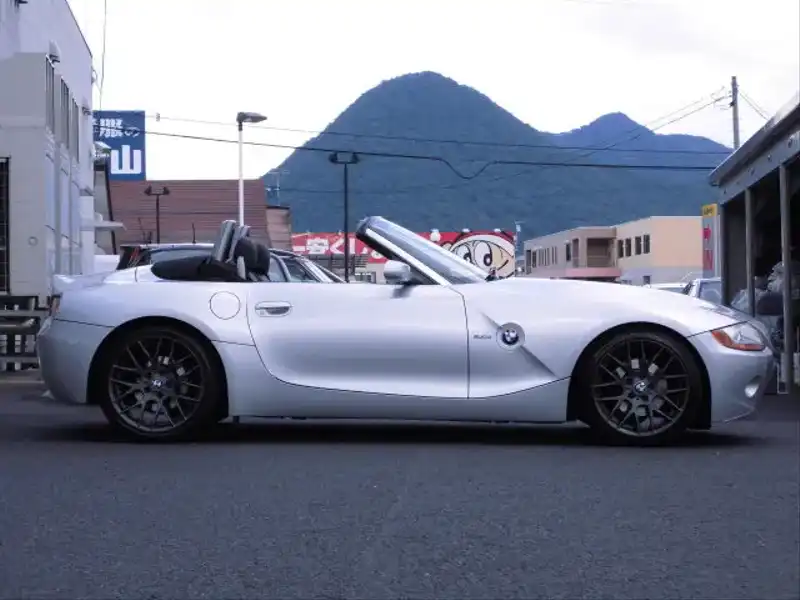 カタログ画像：Ｚ４（Z4） ３．０ｉ 2004年4月 GH-BT30 3000cc チタンシルバー（メタリックカラー） 燃費10.6km / l  外装