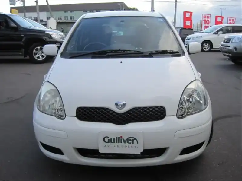 カタログ画像：ヴィッツ（VITZ） Ｆ Ｌパッケージ ナビスペシャル 2002年12月 UA-NCP15 1300cc ホワイト 燃費16.6km / l  フロント