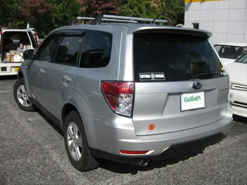 カタログ画像：フォレスター（FORESTER） ２．０ＸＳ プラチナセレクション 2009年1月 DBA-SH5 2000cc スパークシルバー・メタリック 燃費13.8km / l  バック