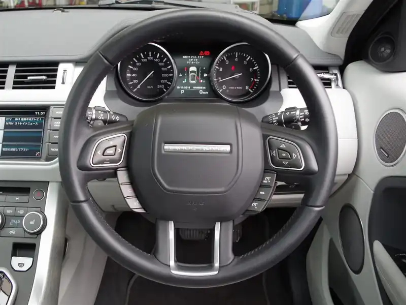 カタログ画像：レンジローバーイヴォーク（RANGE ROVER EVOQUE） ピュア 2012年6月 CBA-LV2A 2000cc サントリーニ・ブラック（メタリック）orバローロ・ブラック（プレミアム） 燃費9.0km / l 内装