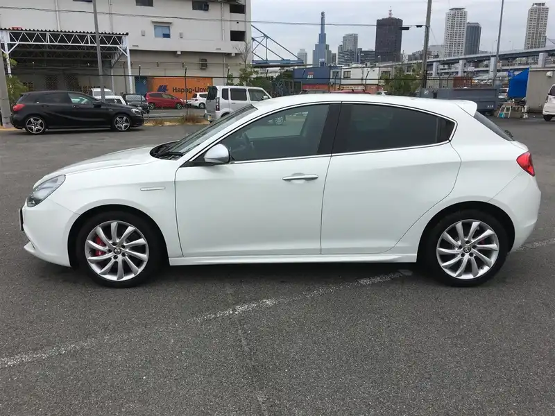 カタログ画像：ジュリエッタ（GIULIETTA） コンペティツィオーネ ホワイトエディション 2013年1月 ABA-94014 1400cc アイスホワイト 燃費16.6km / l  外装