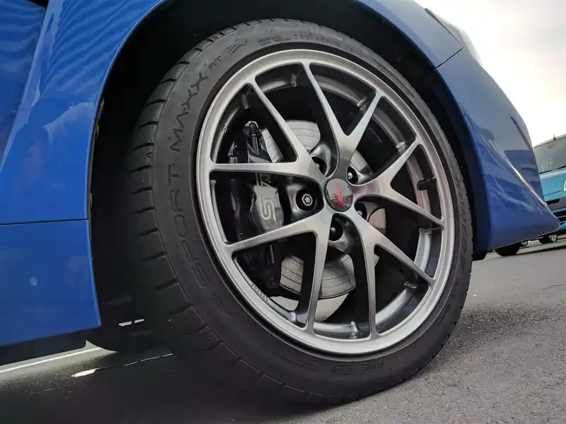 カタログ画像：ＷＲＸ ＳＴＩ（WRX STI） ＳＴＩ タイプＳ 2015年6月 CBA-VAB 2000cc ＷＲブルー・パール 燃費9.4km / l タイヤ