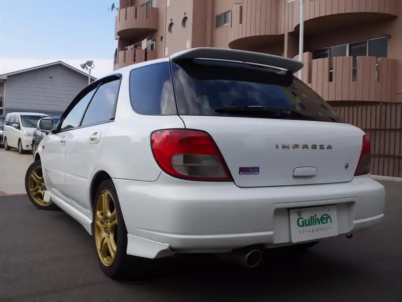 カタログ画像：インプレッサスポーツワゴン（IMPREZA SPORTS WAGON） ＳＴｉ 2001年9月 GH-GGB 2000cc ピュアホワイト 燃費10.4km / l  バック