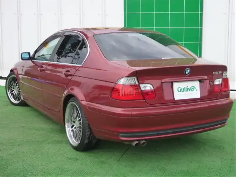 カタログ画像：３シリーズ（3 SERIES） ３２３ｉ 2000年8月 GF-AM25 2500cc シエナ・レッド 燃費8.3km / l  バック