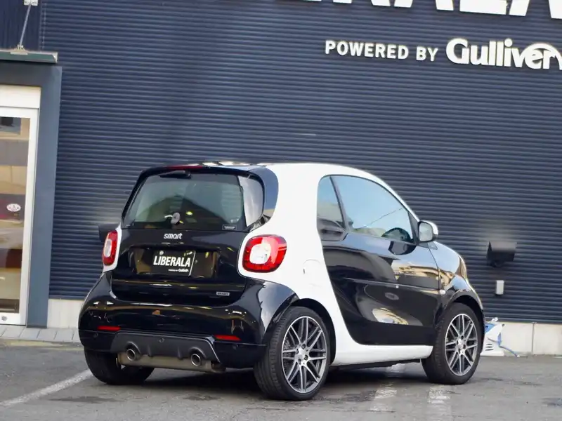 カタログ画像：スマートフォーツークーペ（SMART FORTWO COUPE） ＢＲＡＢＵＳ エクスクルーシブ 2019年10月 ABA-453362 900cc ムーンホワイト×ブラック 燃費20.6km / l バック