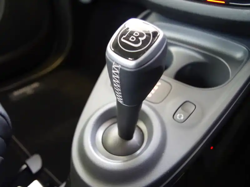 カタログ画像：スマートフォーツークーペ（SMART FORTWO COUPE） ＢＲＡＢＵＳ エクスクルーシブ 2019年10月 ABA-453362 900cc ムーンホワイト×ブラック 燃費20.6km / l 内装