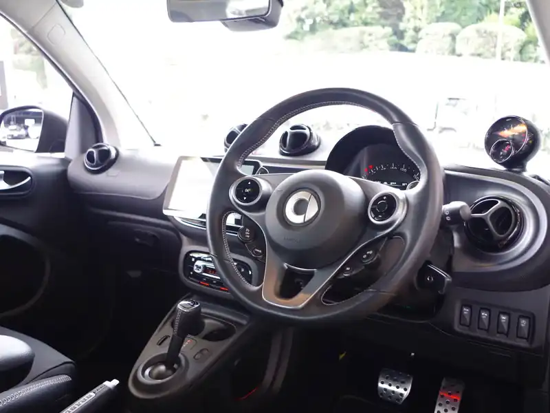 カタログ画像：スマートフォーツークーペ（SMART FORTWO COUPE） ＢＲＡＢＵＳ エクスクルーシブ 2019年10月 ABA-453362 900cc ムーンホワイト×ブラック 燃費20.6km / l 内装