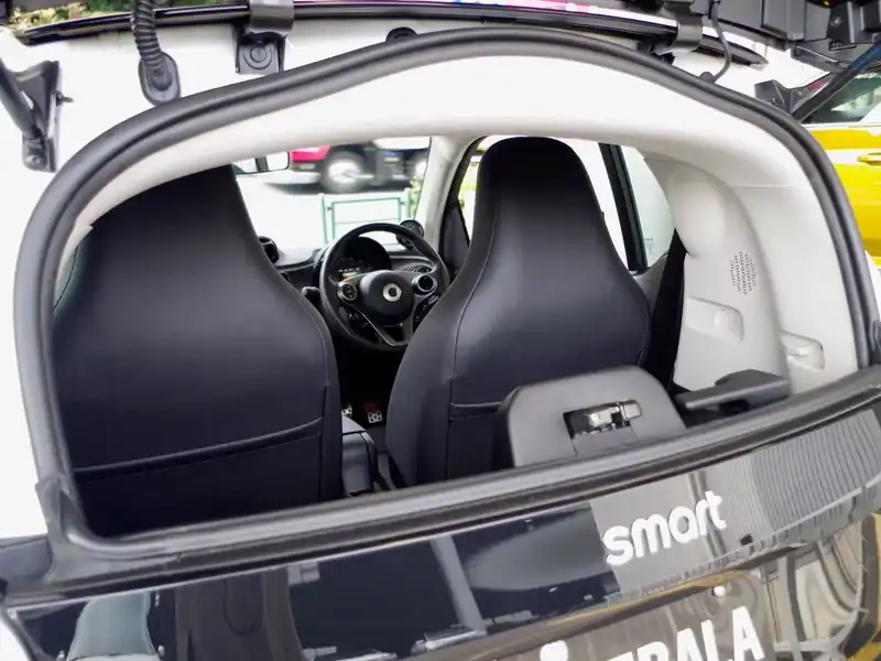 カタログ画像：スマートフォーツークーペ（SMART FORTWO COUPE） ＢＲＡＢＵＳ エクスクルーシブ 2019年10月 ABA-453362 900cc ムーンホワイト×ブラック 燃費20.6km / l 内装