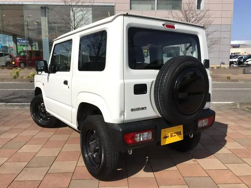 カタログ画像：ジムニー（JIMNY） ＸＧ 2018年7月 3BA-JB64W 660cc スペリアホワイト 燃費13.2km / l バック