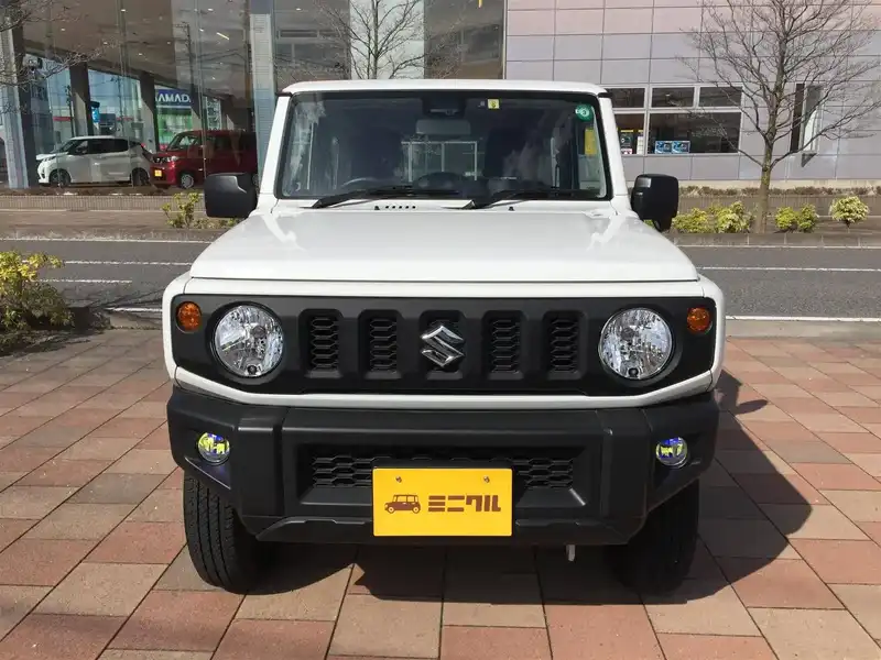 カタログ画像：ジムニー（JIMNY） ＸＧ 2018年7月 3BA-JB64W 660cc スペリアホワイト 燃費13.2km / l フロント