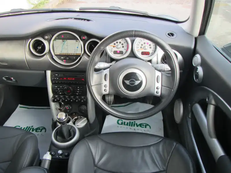 カタログ画像：ＭＩＮＩ（MINI） クーパーＳ 2002年3月 GH-RE16 1600cc ピュア・シルバーｏｒダーク・シルバー 燃費11.6km / l  内装