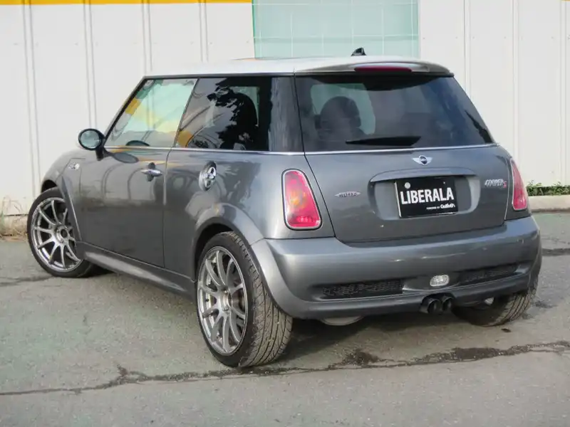 カタログ画像：ＭＩＮＩ（MINI） クーパーＳ 2002年3月 GH-RE16 1600cc ピュア・シルバーｏｒダーク・シルバー 燃費11.6km / l  バック