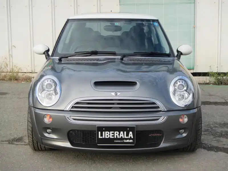 カタログ画像：ＭＩＮＩ（MINI） クーパーＳ 2002年3月 GH-RE16 1600cc ピュア・シルバーｏｒダーク・シルバー 燃費11.6km / l  フロント
