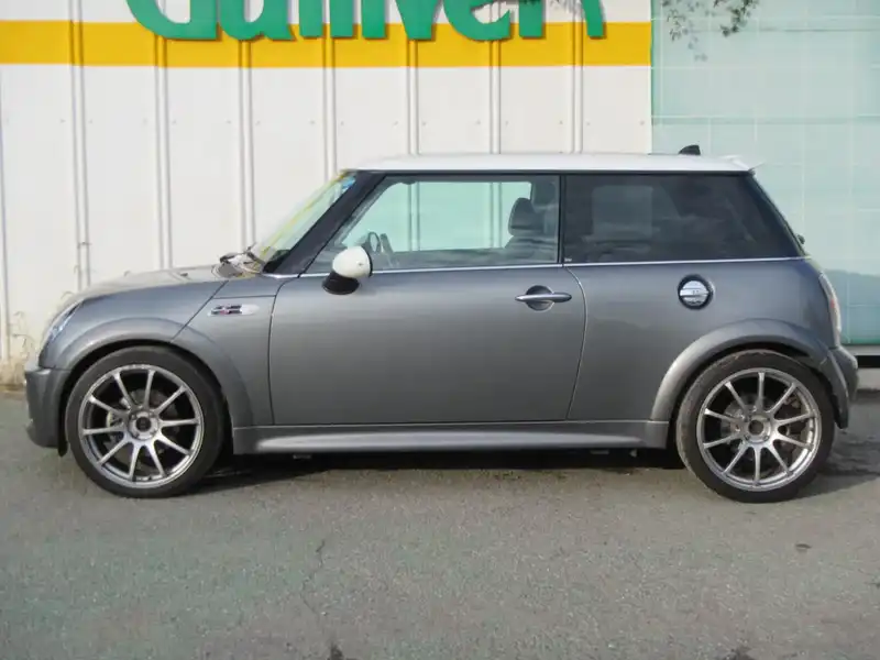 カタログ画像：ＭＩＮＩ（MINI） クーパーＳ 2002年3月 GH-RE16 1600cc ピュア・シルバーｏｒダーク・シルバー 燃費11.6km / l  外装