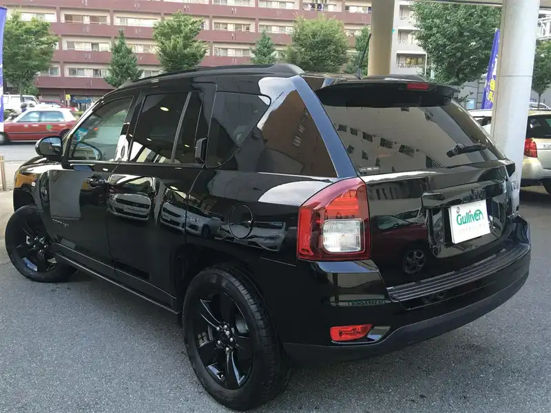 カタログ画像：ジープ・コンパス（JEEP COMPASS） ブラックホーク 2015年2月 ABA-MK49 2000cc ブラッククリアコート 燃費10.5km / l バック