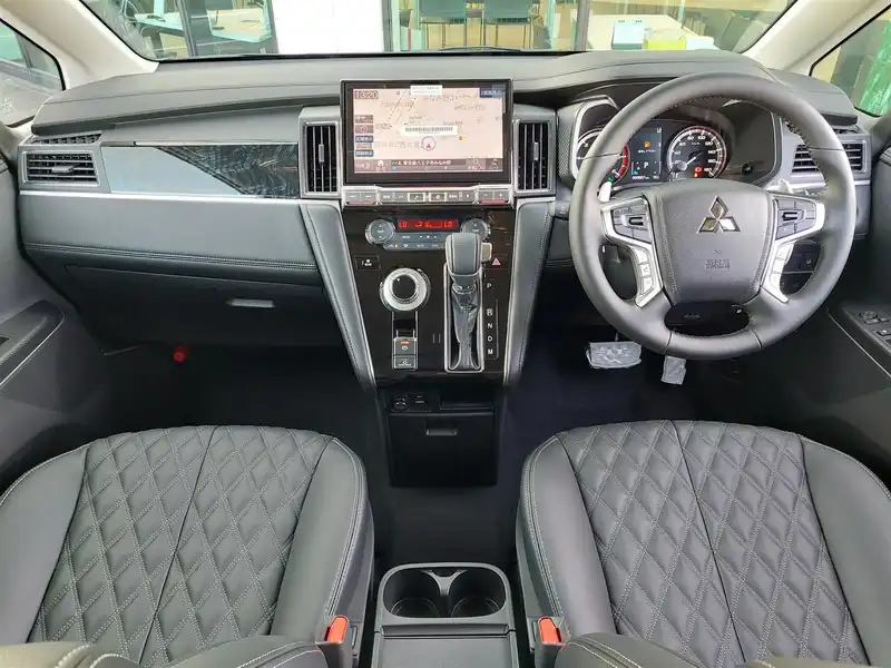 カタログ画像：デリカＤ：５（DELICA D:5） シャモニー（電動サイドステップ非装着車） 2025年5月 3DA-CV1W 2200cc ブラックダイヤモンド×ブラックマイカ 燃費12.6km / l フロント