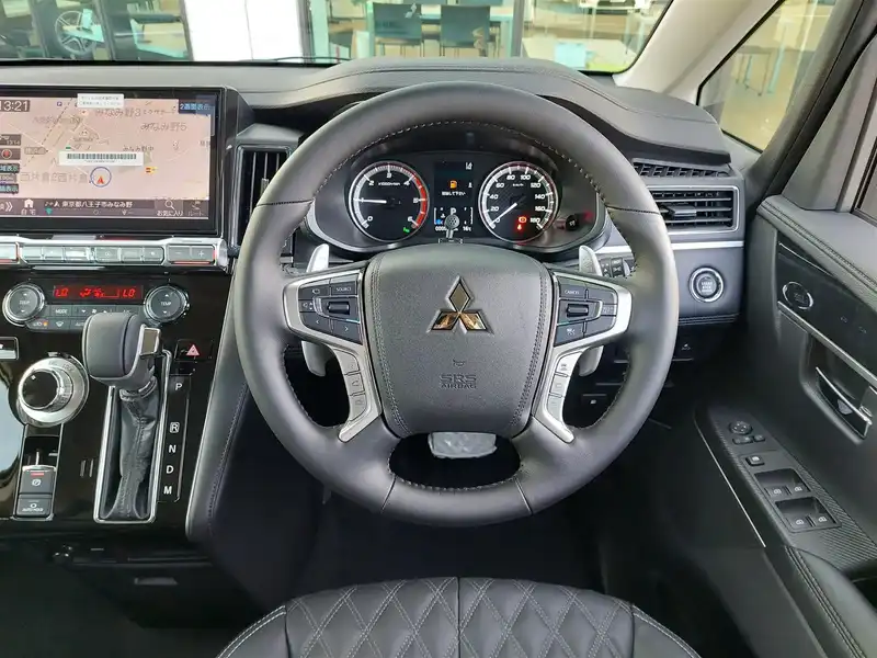 カタログ画像：デリカＤ：５（DELICA D:5） シャモニー（電動サイドステップ非装着車） 2025年5月 3DA-CV1W 2200cc ブラックダイヤモンド×ブラックマイカ 燃費12.6km / l 内装