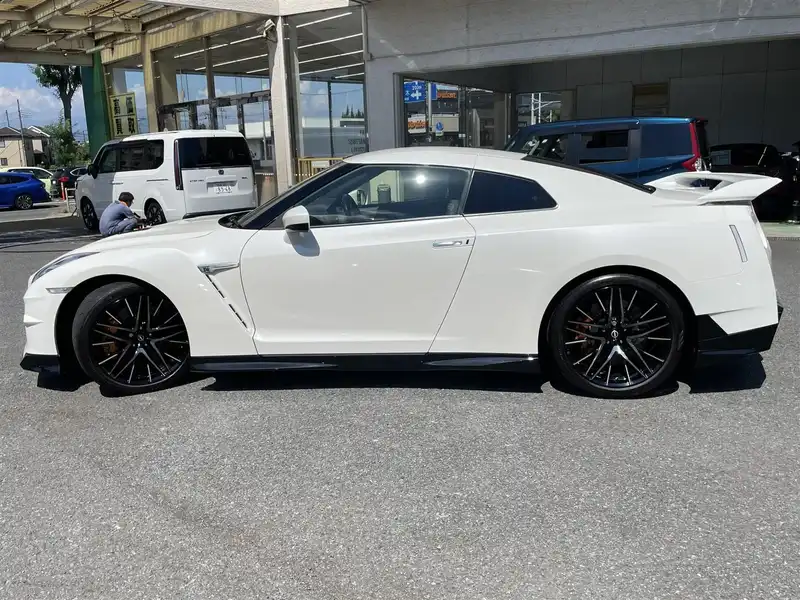 カタログ画像：ＧＴ－Ｒ（GT-R） ＧＴ－Ｒ ブラックエディション 2023年4月 4BA-R35 3800cc ブリリアントホワイトパール（３Ｐ） 燃費7.8km / l メイン