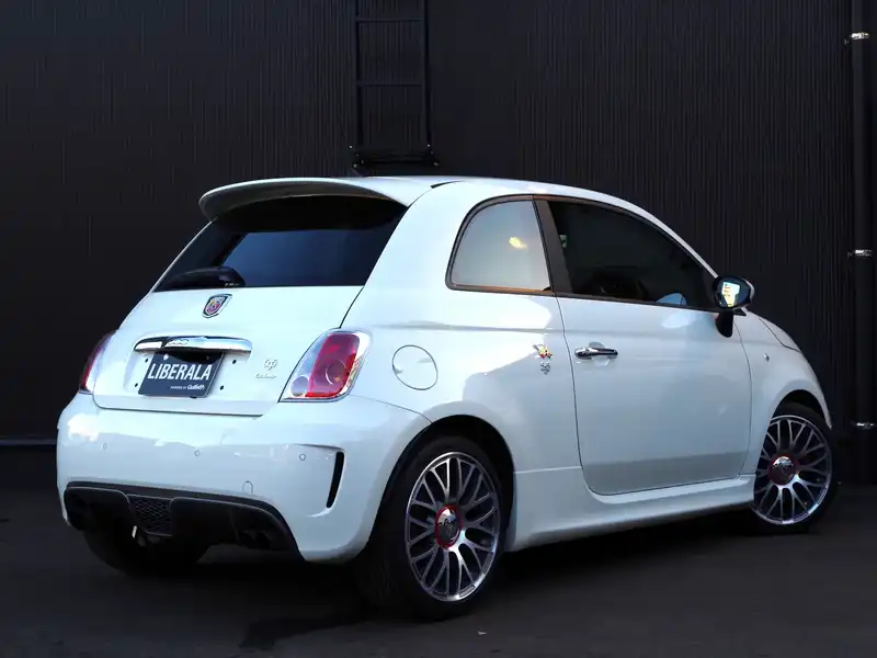 カタログ画像：アバルト５９５（ABARTH 595） ツーリズモ 2014年3月 ABA-312142 1400cc ビアンコガーラorネロスコルピオーネ×ビアンコガーラ 燃費14.0km / l バック