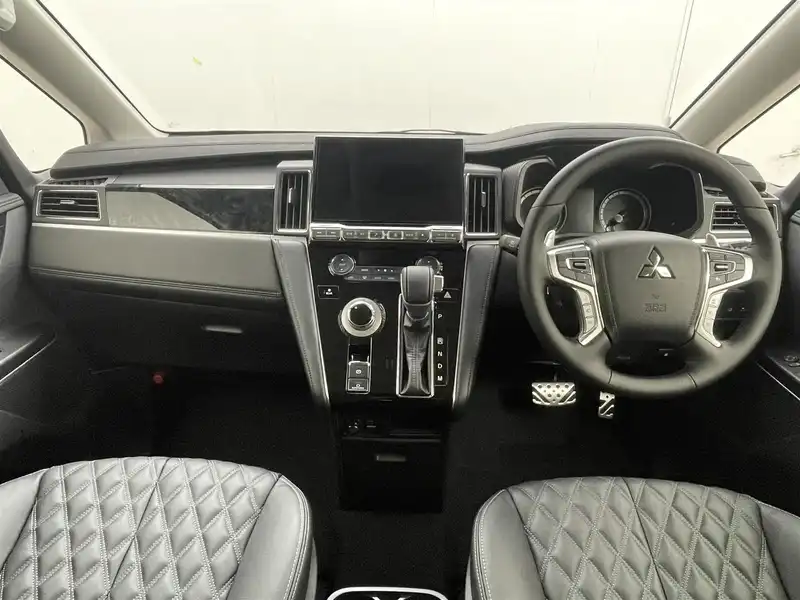 カタログ画像：デリカＤ：５（DELICA D:5） シャモニー（電動サイドステップ非装着車） 2025年5月 3DA-CV1W 2200cc ブラックダイヤモンド×ブラックマイカ 燃費12.6km / l フロント