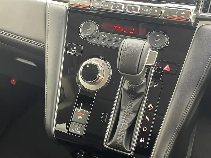 カタログ画像：デリカＤ：５（DELICA D:5） シャモニー（電動サイドステップ非装着車） 2025年5月 3DA-CV1W 2200cc ブラックダイヤモンド×ブラックマイカ 燃費12.6km / l 内装